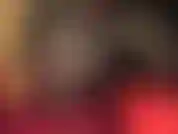 Sexy bein-teaser in nylonstrümpfen mit naht, strumpfhalter mit 12 riemen und figurbetontem kleid.