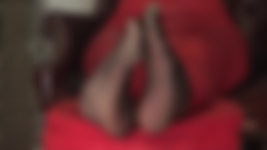 Fußfetischistin – zehen wackeln in sehr durchsichtigen schwarzen strumpfhosen.