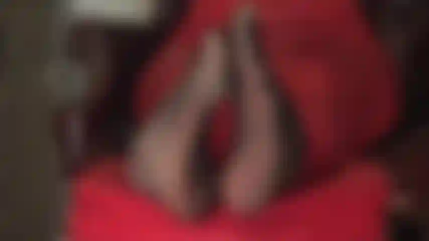 Fußfetischistin – zehen wackeln in sehr durchsichtigen schwarzen strumpfhosen.