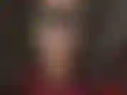 Stehe auf arschverehrung, trage extrem glänzende strumpfhosen, glänzende pvc-handschuhe und stiefel, einen ketten-teddy und einen strap-on.