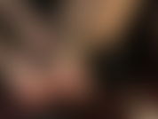 Komm auf die schönen füße der herrin mit den rot lackierten zehennägeln. In diesem seltenen clip streichelt die herrin mit ihrem schwarzen strap-on ihre füße.