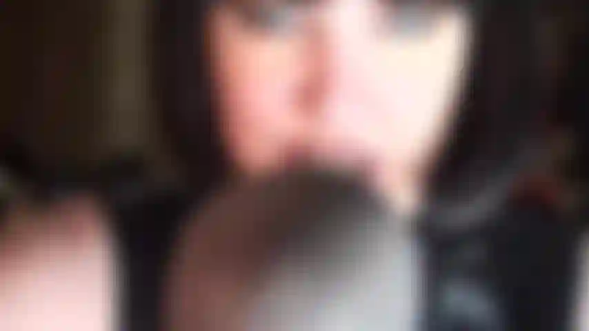 Herrin vivian wird heute deine schwanzfüttererin sein. Schwänze von allen seiten, darauf wirst du dich einlassen. Gebeugt und mit weit geöffnetem mund wirst du jeden einzelnen befriedigen.