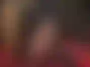 Desto besser! Die herrin zieht hochglänzende strumpfhosen und strümpfe sowie einen strap-on an, um ihre nylon-sissy-sub zu necken.