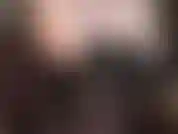 Eine sinnliche erotische verführung mit nackten schultern, achseln und dekolleté in einem schwarzen lederkorsett, beinen und schwarzen, halbdurchsichtigen strumpfhosen.