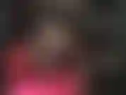 Herrin bringt ihr herz mit diesen unglaublich sexy langen strumpfhosenbeinen und roten metall-stiletto-pumps zum rasen. Überkreuzte beine, satin, high heels.