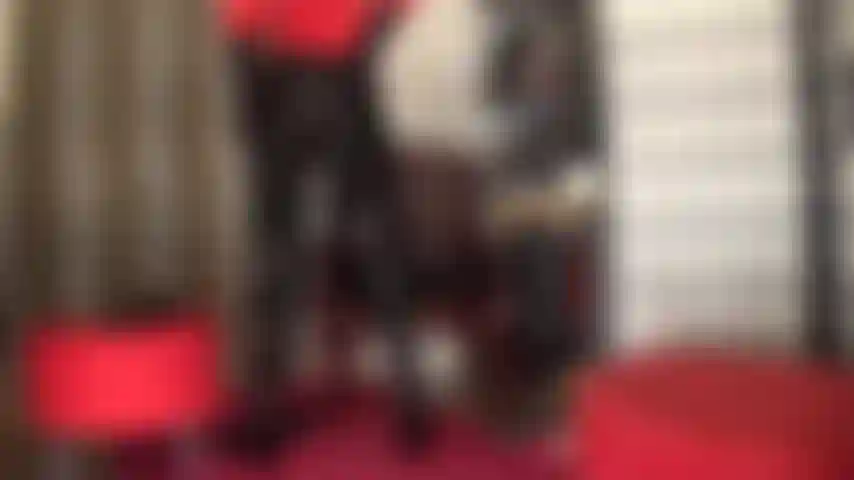 Wichs deinen schwanz zu meinen leggings und glänzenden stiefeln. Wenn ich die hose noch höher und enger ziehe, fängt dein schwanz an zu zucken. Schlag ihn, drück die eier, wichs ihn. Härter!