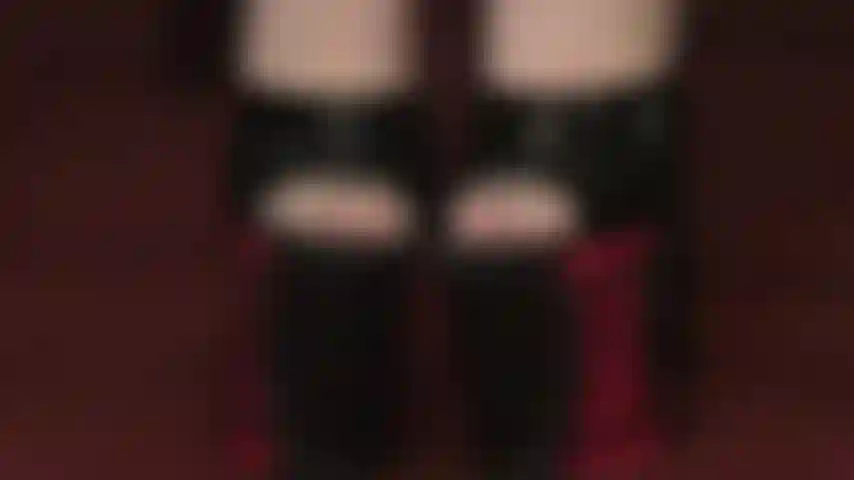 Sexy zehen in sehr durchsichtigen hautfarbenen strumpfhosen und extrem hohen plateau-pantoletten.