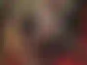 Sehen sie zu, wie die herrin ihr outfit wechselt und sexy schwarze strümpfe mit transparenter spitze und kurzen, engen röcken anzieht, neckisch mit upskirt-aufnahmen, nylonbeinen und high heels.