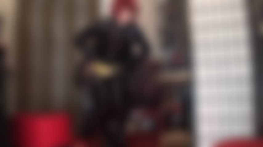 So viel glanz! Goldmetallic-höschen über einem strumpfhalter mit 12 strapsen und strumpfoberteile, die aus langen lackstiefeln hervorschauen. Hält dein sklavenschwanz die reize aus?