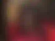 Die baumelnde göttin neckt mit ihren geschickten zehen, die diesen sexy peeptoe-pumps in schwarzen strumpfhosen festhalten.