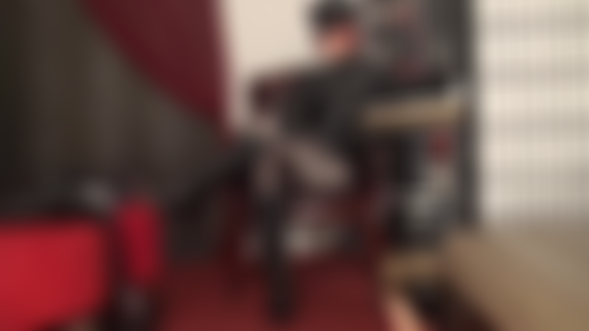 Herrin sieht in ihrem glänzenden fetisch-outfit exquisit aus und steht ihnen zur anbetung zur verfügung.