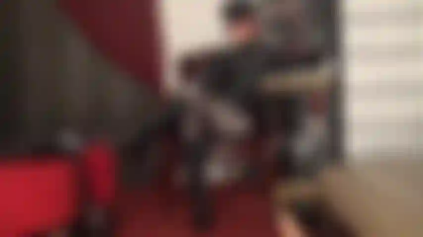 Herrin sieht in ihrem glänzenden fetisch-outfit exquisit aus und steht ihnen zur anbetung zur verfügung.