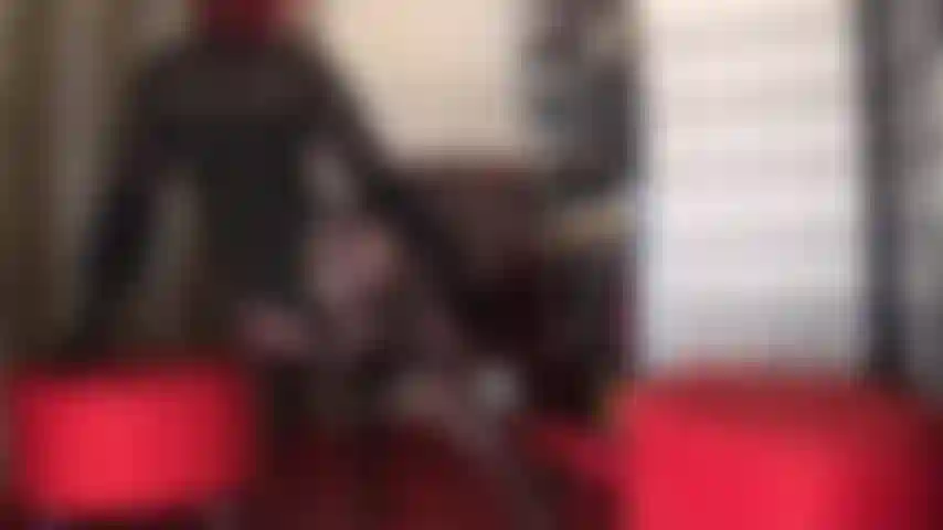 Die kurven der herrin sind reine kunst und bieten einen blick von hinten auf ihren schönen hintern, ihre hüften und beine in strumpfhaltern mit blumenmuster und strumpfhosen.