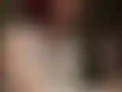 Eine verführerin in weißem, seidigem satin. Weichen handschuhe reizen sanft ihren harten, pochenden sklavenschwanz.