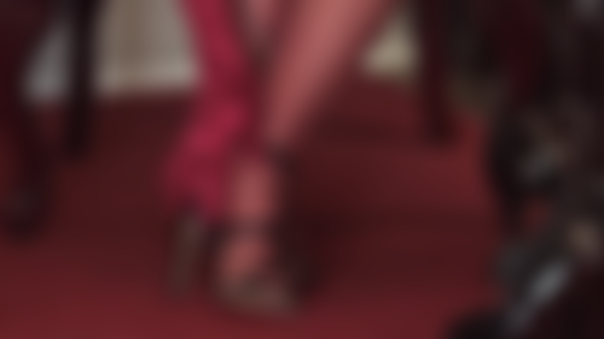 Die füße einer göttin in sandalen und einem großen schwarzen schwanz – als ob diese tollen nylonfüße nicht schon zu viel für dich wären, fügt die herrin noch einen schwarzen schwanz hinzu und bringt dich zum sabbern.