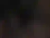 Riesiger schwarzer strapon, gestreichelt mit latexhandschuhen – die herrin greift diesen massiven penisschaft mit einem paar schwarzer und dann mit roten gummihandschuhen.