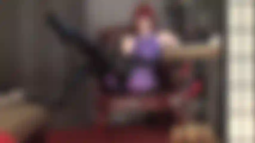 Lycra-spandex-fetisch – die herrin sieht in diesem figurbetonten lila leohex-ensemble unglaublich aus. Ihr herz stockt, als sie noch eine schicht schwarzer leohex-strumpfhosen darüberzieht …