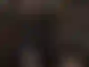 Schwarzer latex-catsuit, weißer strapon und strumpfhosenmaske.