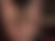 Eine sinnliche verführerin mit beinen und füßen in durchsichtigen, glänzenden, hautfarbenen strumpfhosen und strümpfen.