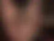 Eine sinnliche verführerin mit beinen und füßen in durchsichtigen, glänzenden, hautfarbenen strumpfhosen und strümpfen.