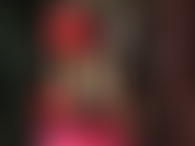 Für die gummijungen – die latexherrin trägt transparente strümpfe, einen engen bleistiftrock und ein sexy top und neckt mit beinen, hintern und füßen in riemchensandaletten.