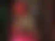 Für die gummijungen – die latexherrin trägt transparente strümpfe, einen engen bleistiftrock und ein sexy top und neckt mit beinen, hintern und füßen in riemchensandaletten.