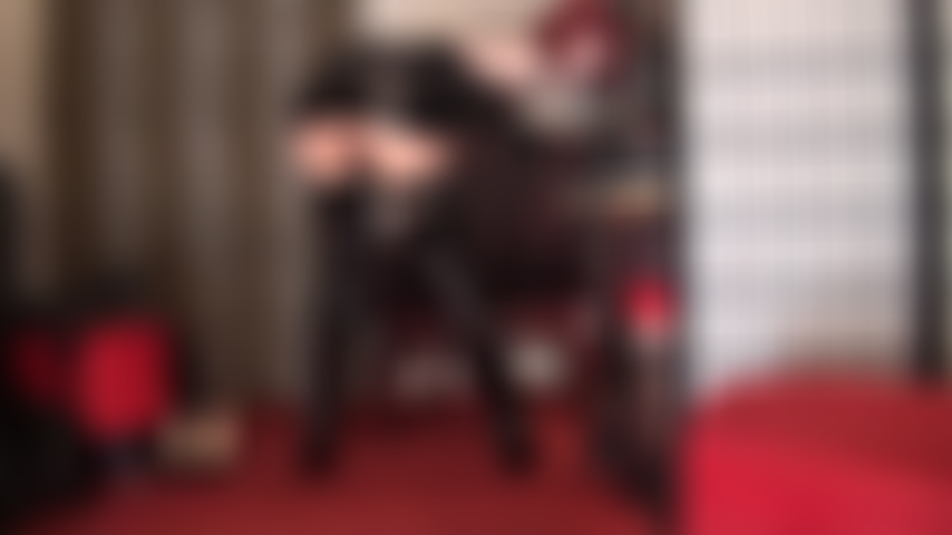 Wichs-aufforderung in glänzendem lack-outfit und hohen overknee-stiefeln – weil du deine hände einfach nicht von deinem sklavenschwanz lassen kannst, sieh zu, wie die herrin in ihrem sinnlichen schwarzen fetisch-outfit neckt. Wichs dir dazu einen runter.