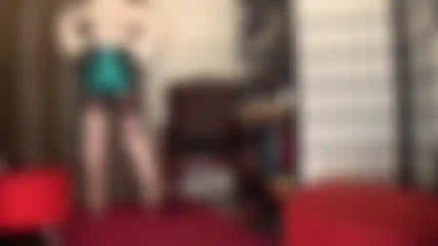 Wow, diese glänzenden aquamarinblauen satin-shorts und die hohen overknee-stiefel aus rosa satin. Bewundern sie die unwiderstehlichen kurven ihrer göttin in diesem unglaublichen outfit.