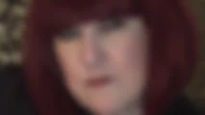 Kannst du den blick der herrin ertragen? Ihre intensiven blauen augen blicken direkt in deine seele, ihre glänzenden lippen in mokkabraun ... Küssen, ihre sexy zunge ... Necken ... Kannst du das?!