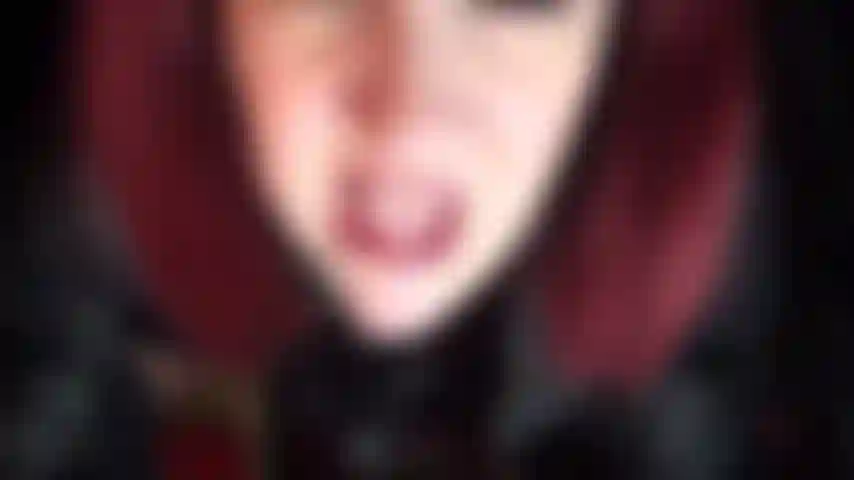 Ich werde deine enge kleine arschfotze dehnen. Mein riesiger schwarzer strap-on ist genau das, was deine männerfotze braucht. Mit viel spucke werde ich dir den schwanz in dein fickloch rammen.