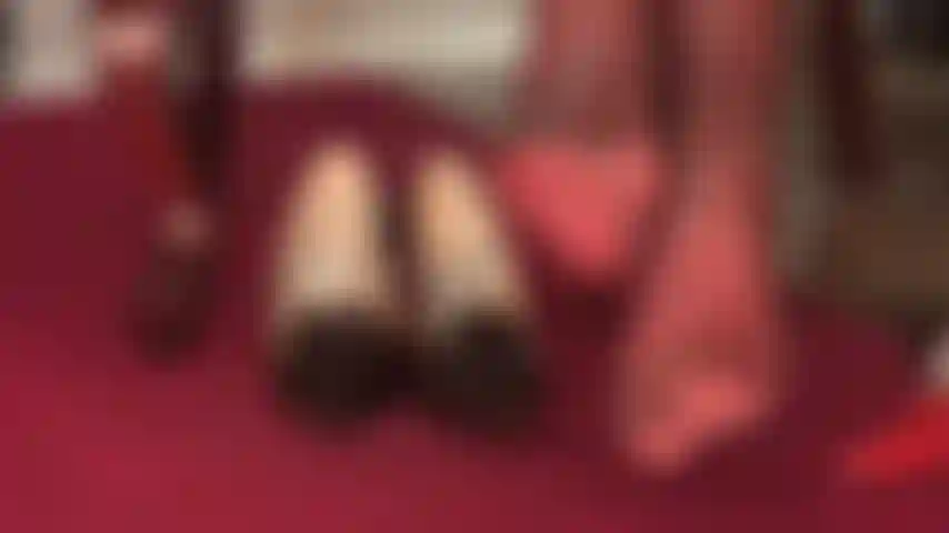 Fußfetisch in schichten aus superglänzendem rotem und grauem nylon – so nah, dass sie sie fast schmecken können.