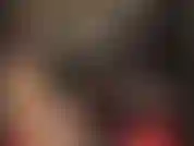 Heiße gummihaube zur vervollständigung eines sexy rauchgrünen latex-outfits, rock, bluse und strümpfe.