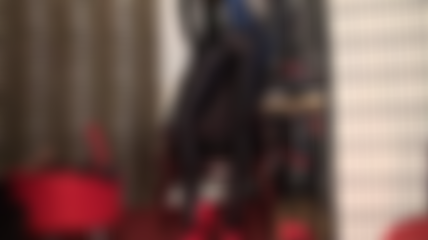 Lycra-fetisch – spandex-strumpfhosen in glänzendem schwarz werden ihr blut in wallung bringen.