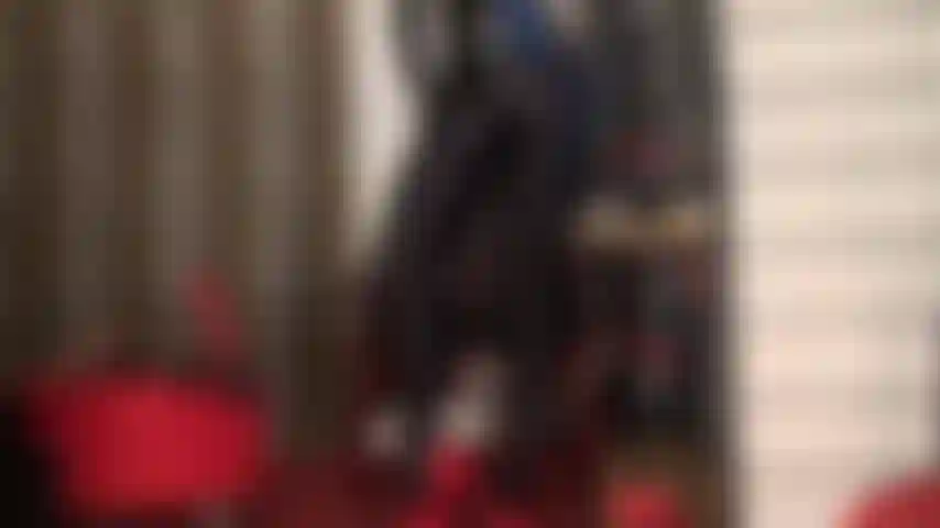 Lycra-fetisch – spandex-strumpfhosen in glänzendem schwarz werden ihr blut in wallung bringen.