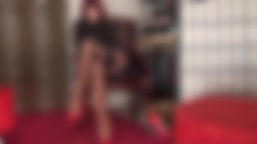 Verführung durch seidige strümpfe – herrin vivian weiß, dass sie ihre augen nicht von ihren beinen und füßen lassen können, wenn sie in nylonschichten, strümpfe und strumpfbänder gekleidet sind.