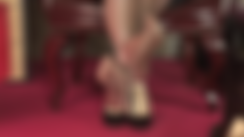 Superglänzende nylonschichten, fußfetisch, high heels, dangling, footjob und strumpfhosenarsch. Denn du liebst alles, du siehst alles in diesem video.