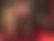 Sinnliche strapon-dominanz in dessous – herrin streichelt ihren 20 cm langen schwarzen strapon, gekleidet in sexy rote unterwäsche … bh, höschen mit langen seidigen handschuhen, strümpfe mit spitzenabschluss und strumpfhosenschichten.