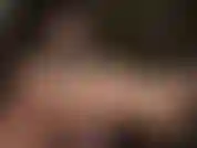 Herrin benutzt ihre geschmierten, glänzenden nackten füße, um einen schwarzen dildo zu streicheln.