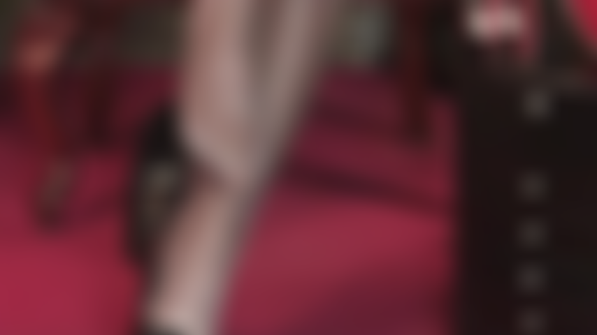 Eine schwuchtel mit nylonfüßen – meine füße machen dich zu einer schwanzlutscherin. Hypnotisiert vom duft meiner verschwitzten strumpfhosenfüße. Du kannst nicht anders, als deinen mund zu öffnen und darum zu betteln, mit einem großen schwanz ausgefüllt zu werden.