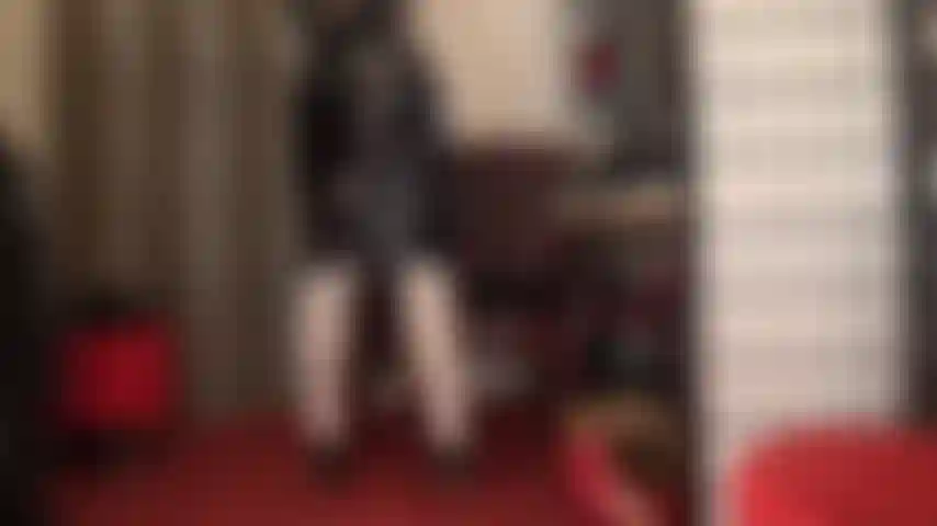 Eine liebhaberin glänzender röcke – die herrin macht den liebhaber von pvc und vinyl mit ihrem glänzenden schwarzen bleistiftrock verrückt.