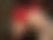 Bewundern sie meinen perfekten runden arsch in glänzenden roten satinshorts und glänzenden strumpfhosen, während ich das sperma von ihrem pochenden schwanz streiche und ihre harnröhre mit einem metallstilett dehne.