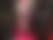 Heiße beine und ein heißer hintern in hauchdünnen schwarzen strumpfhosen – herrin präsentiert ihre sexy langen, in nylon gekleideten beine und ihren hintern. Schwarze strumpfhosen, kombiniert mit einem roten kleid, stilettos und einer schwarzen perücke.