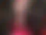 Heiße beine und ein heißer hintern in hauchdünnen schwarzen strumpfhosen – herrin präsentiert ihre sexy langen, in nylon gekleideten beine und ihren hintern. Schwarze strumpfhosen, kombiniert mit einem roten kleid, stilettos und einer schwarzen perücke.