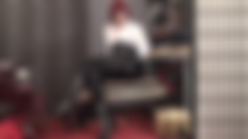 Fetisch-verehrung – köstliche glänzende kurven in pvc-leggings und stiefeletten.