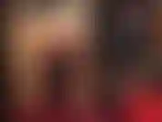 Schwarzer tanga über glänzenden strumpfhosen – verehre meine hüften, beine und meinen hintern.