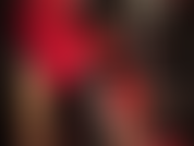 Eine fetischgöttin mit einem riesigen großen schwarzen schwanz – die herrin schlüpft in ein supersexy, enges fetisch-outfit aus schwarzem pvc, roten hosen, hohen schnürstiefeln und einem riesigen strap-on, damit sie niederknien und ihn anbeten können.