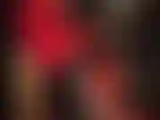 Eine fetischgöttin mit einem riesigen großen schwarzen schwanz – die herrin schlüpft in ein supersexy, enges fetisch-outfit aus schwarzem pvc, roten hosen, hohen schnürstiefeln und einem riesigen strap-on, damit sie niederknien und ihn anbeten können.