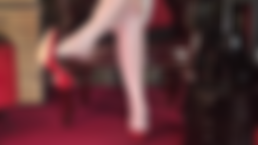 Herrin, zieht ihre glänzenden strumpfhosen und strümpfe aus, bis auf das letzte paar extra glänzender hellbrauner strümpfe, die ihre sexy füße zur schau stellen.