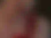 Die deinen sklavenschwanz mit schlüpfrigen, nassen latexhandschuhen und spucke neckt.