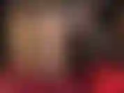 Sexy, langsam und sinnlich ist die art, wie ihre göttin neckt, gekleidet in spitzenunterwäsche, mit ihren wundervollen langen beinen in strumpfhosen und sexy lederpantoletten.